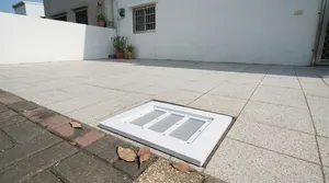 建築外側地坪上的白色氣密水溝蓋板